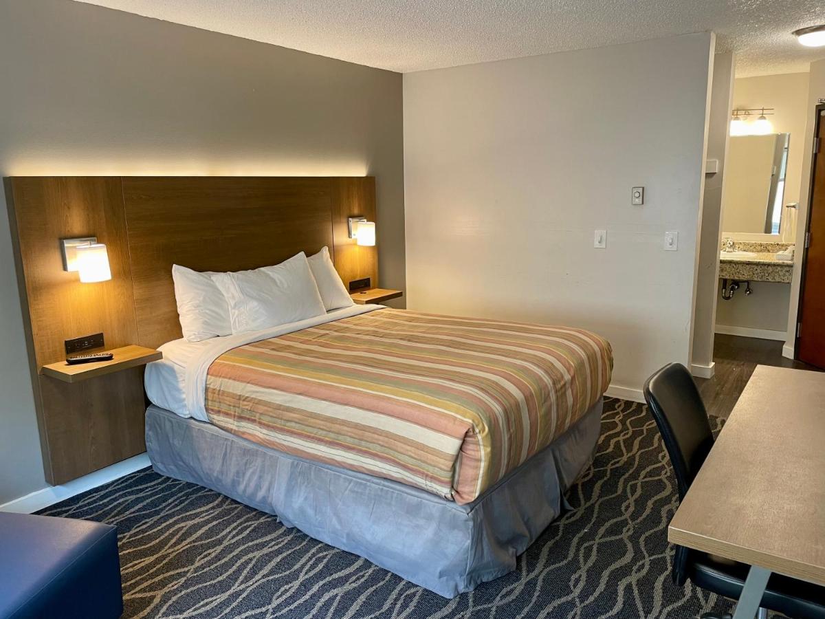 Cozy Bed at Dunes Motel Hillsboro